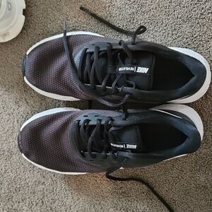 Nike size 10 women running sneaks black sneaker( revolution ) nice condition